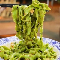 美味艾草刀削面代餐拌面寬面波紋面條方便速食營養(yǎng)刀削面待煮面條
