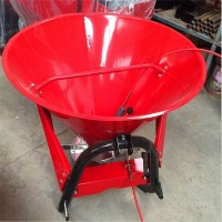 山東施肥機(jī)械廠家供單圓盤鐵桶撒肥機(jī) 配套四輪拖拉機(jī)ZP