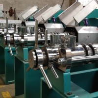 廠家直銷家用新型螺旋榨油機(jī) 全自動(dòng)油菜籽花生炸油機(jī)及配件